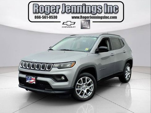 Used 2022 Jeep Compass Latitude image 1