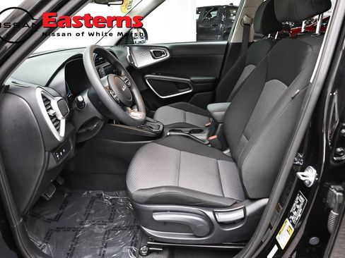 Used 2025 Kia Soul LX w/ LX Technology Package FWD image 14