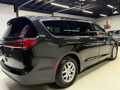 Used 2023 Chrysler Pacifica Touring-L image 12