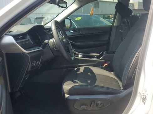 Used 2023 Jeep Grand Cherokee Laredo w/ Luxury Tech Group I AWD/4WD image 5