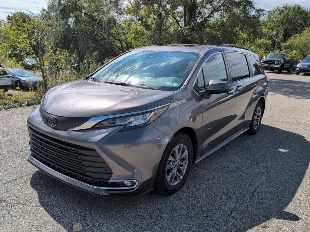 Used 2021 Toyota Sienna XLE w/ XLE Plus Package AWD/4WD image 3