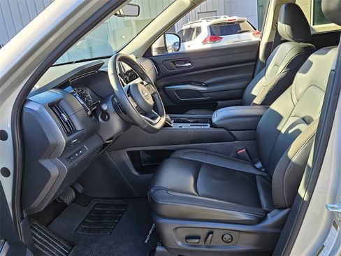 Used 2025 Nissan Pathfinder SL image 3