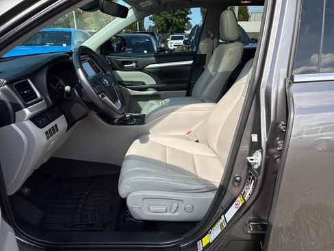 Used 2018 Toyota Highlander XLE AWD/4WD image 15