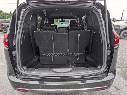 Used 2025 Chrysler Pacifica Select FWD image 13