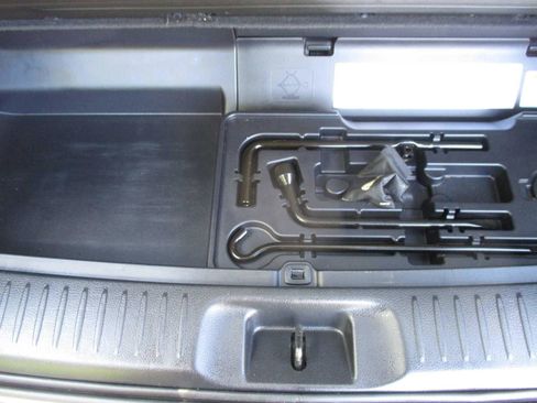 Used 2019 Toyota Highlander XLE image 11