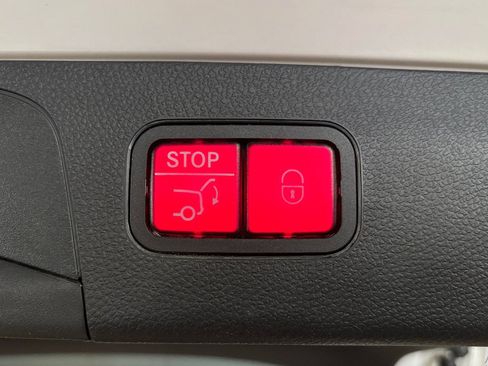 Used 2019 Mercedes-Benz GLC 300 4MATIC image 30
