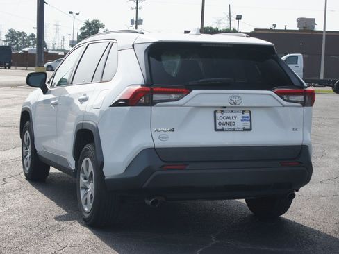 Used 2021 Toyota RAV4 LE FWD image 13