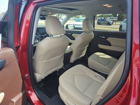 Used 2022 Toyota Highlander XLE AWD/4WD image 27