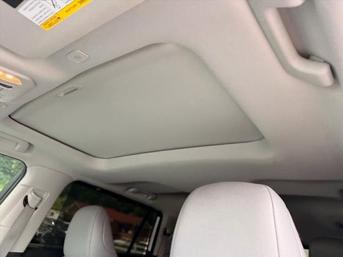 Used 2023 Toyota Highlander XLE AWD/4WD image 15