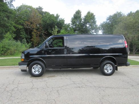 Used 2018 Chevrolet Express 2500 w/ Driver Convenience Package RWD image 20