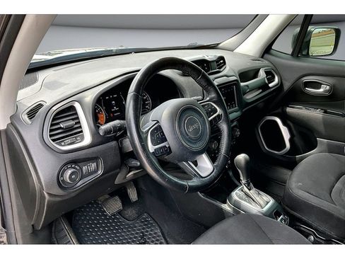Used 2018 Jeep Renegade Latitude w/ Cold Weather Group AWD/4WD image 17