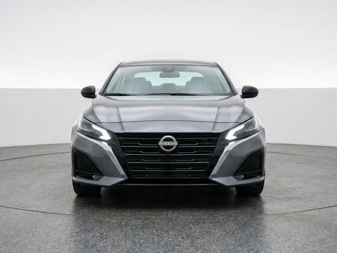 Used 2025 Nissan Altima 2.5 SV FWD image 2