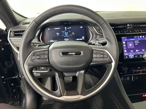 Used 2025 Jeep Grand Cherokee Laredo X image 15