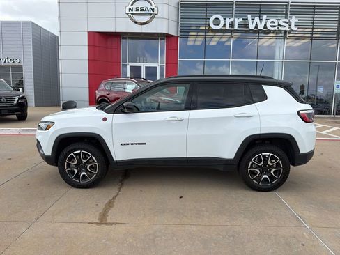 Used 2025 Jeep Compass Trailhawk AWD/4WD image 2