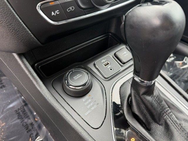 Used 2021 Jeep Cherokee Latitude Plus AWD/4WD image 18