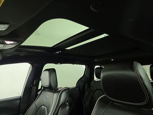 Used 2022 Chrysler Pacifica Limited w/ Uconnect Theater Family Group image 33