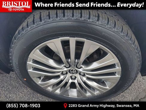 Used 2022 Toyota Venza XLE AWD/4WD image 11