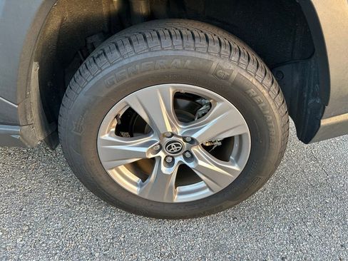 Used 2023 Toyota RAV4 XLE w/ Convenience Package image 9