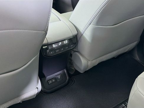 Used 2023 Toyota Highlander Limited image 29