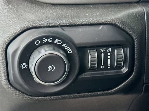 Used 2019 Jeep Wrangler Unlimited Sahara w/ Cold Weather Group AWD/4WD image 16