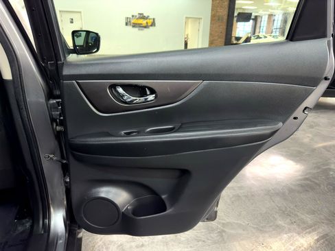 Used 2016 Nissan Rogue SV image 38