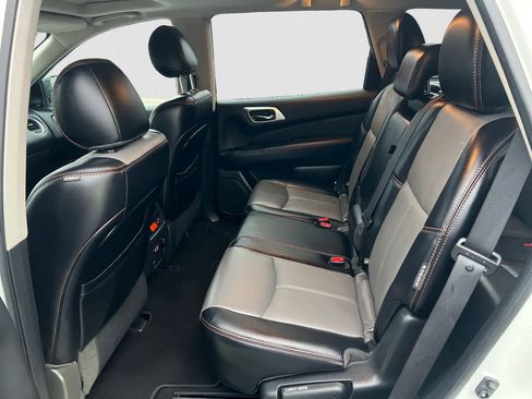 Used 2020 Nissan Pathfinder SL image 11