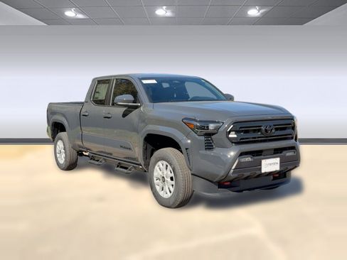 Used 2025 Toyota Tacoma SR5 AWD/4WD image 6