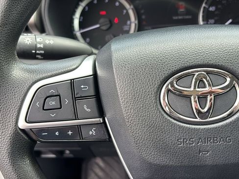 Used 2023 Toyota Highlander L FWD image 17