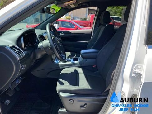 Used 2022 Jeep Grand Cherokee Laredo E AWD/4WD image 31