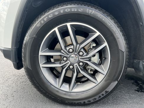 Used 2017 Jeep Grand Cherokee Limited RWD image 11