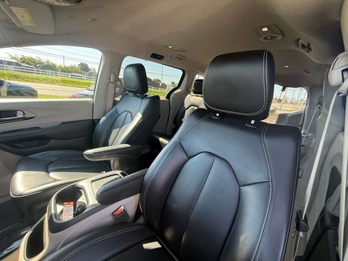 Used 2023 Chrysler Pacifica Touring-L FWD image 13
