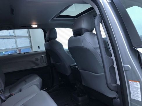 Used 2021 Toyota Sienna XLE image 22