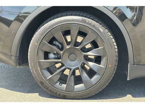 Used 2022 Tesla Model Y Long Range AWD/4WD image 32
