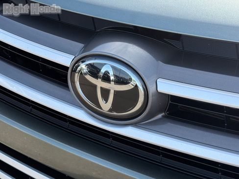 Used 2019 Toyota Highlander XLE FWD image 35