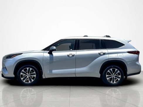 Used 2022 Toyota Highlander XLE AWD/4WD image 2