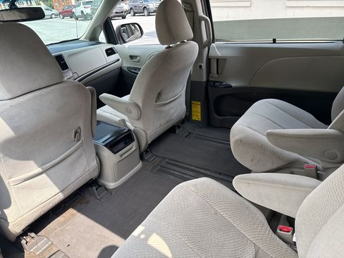 Used 2013 Toyota Sienna LE w/ Towing Pkg FWD image 24