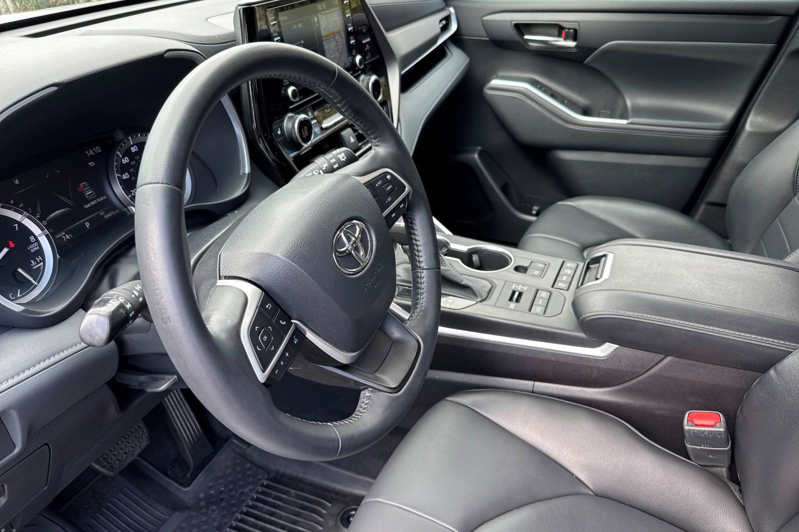 Used 2022 Toyota Highlander XLE AWD/4WD image 11
