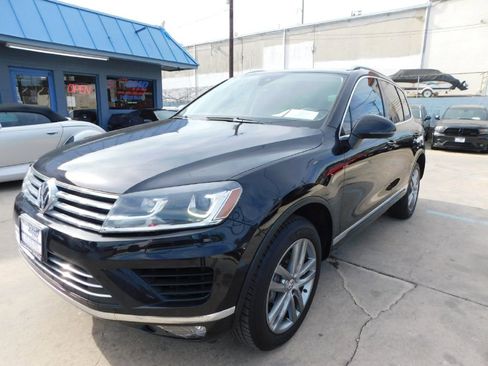 Used 2016 Volkswagen Touareg Sport image 3