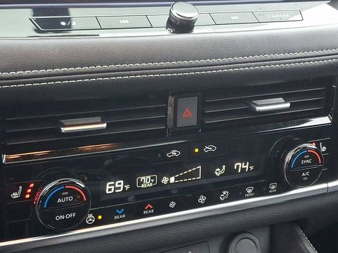 Used 2024 Nissan Rogue Platinum w/ Platinum Premium Package image 17