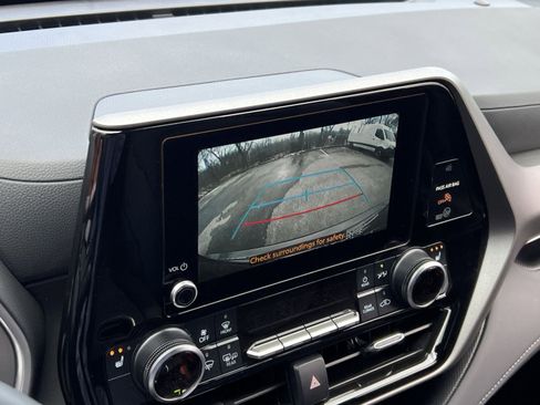 Used 2024 Toyota Highlander XLE image 17
