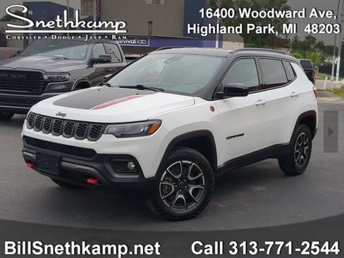 Used 2025 Jeep Compass Trailhawk AWD/4WD image 1
