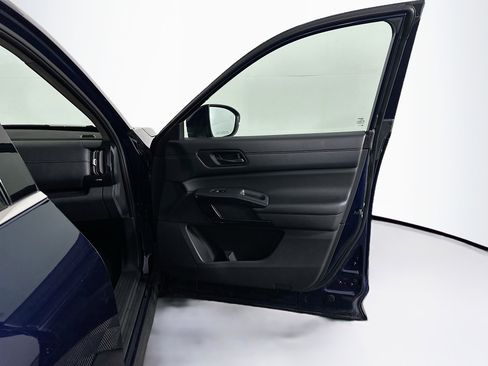 Used 2025 Nissan Pathfinder SV FWD image 33