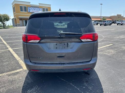 Used 2020 Chrysler Pacifica Touring w/ S Appearance Package FWD image 6
