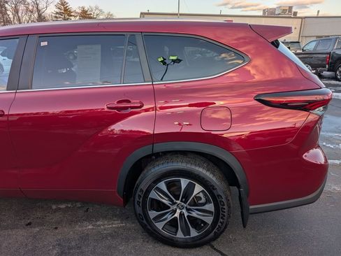 Certified 2025 Toyota Highlander XLE image 4