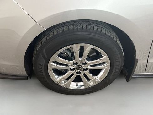 Used 2023 Toyota Sienna XSE AWD/4WD image 33