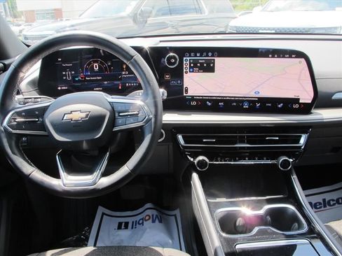 Used 2024 Chevrolet Traverse LT w/ Trailering Package FWD image 15