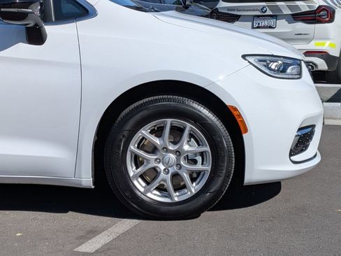 Used 2025 Chrysler Pacifica Select image 22