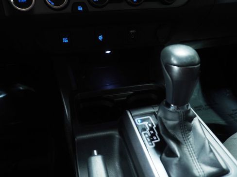 Used 2017 Toyota Tacoma TRD Sport image 18