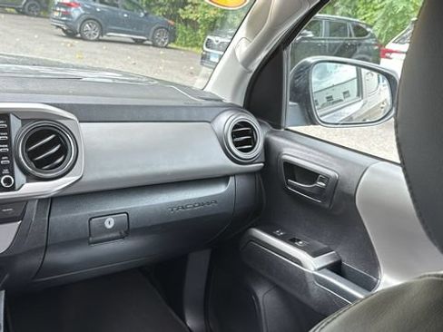 Used 2022 Toyota Tacoma SR5 AWD/4WD image 23