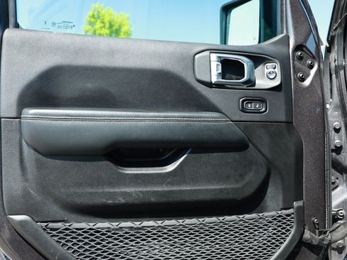 Used 2025 Jeep Wrangler Unlimited Sahara AWD/4WD image 21